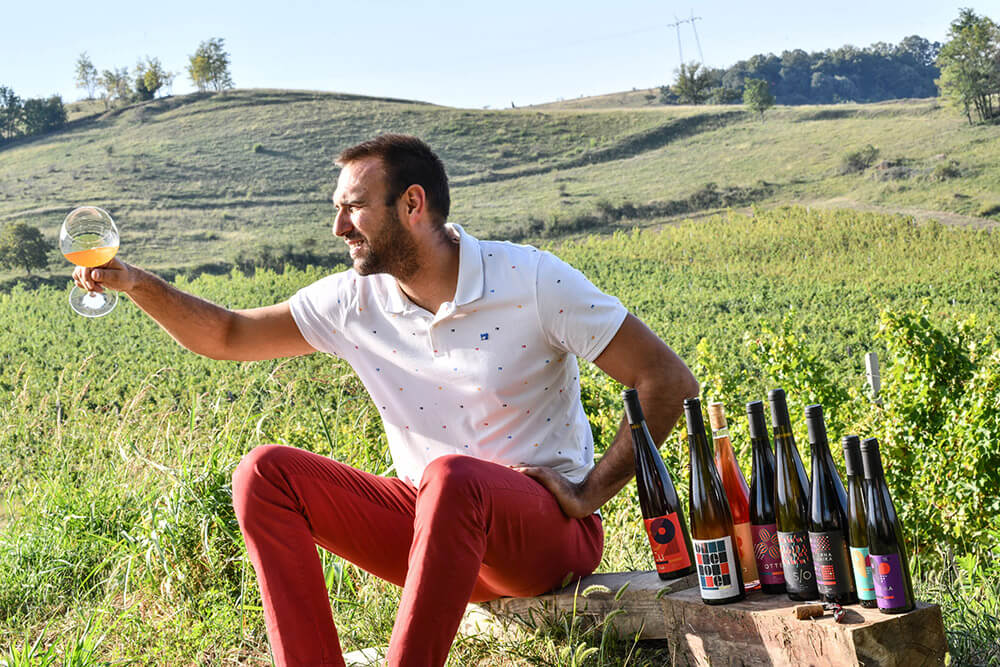 Vlasnik vinarije Bikicki u svom vinogradu